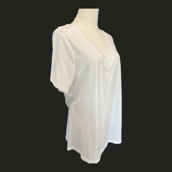 π 2 FOR $24!! EUC Womenβs Black & White T-Shirt Bundle | Size XL - Picture 8 of 11